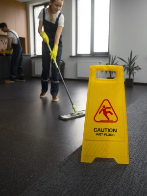 full-shot-people-cleaning-office (1)